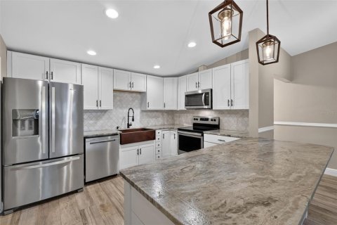 Villa ou maison à vendre à Belle Isle, Floride: 3 chambres, 144.09 m2 № 2298126 - photo 9