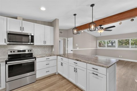 Villa ou maison à vendre à Belle Isle, Floride: 3 chambres, 144.09 m2 № 2298126 - photo 11