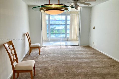 Condo in Sunrise, Florida, 1 bedroom  № 1794032 - photo 3