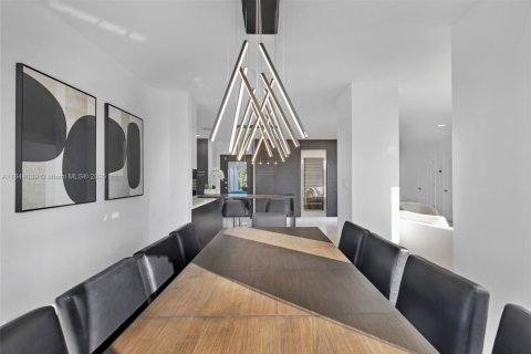 Casa en venta en Miami, Florida, 7 dormitorios, 416.39 m2 № 1839307 - foto 29
