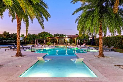 Casa en venta en Miami, Florida, 7 dormitorios, 416.39 m2 № 1839307 - foto 18