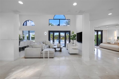 Casa en venta en Miami, Florida, 7 dormitorios, 416.39 m2 № 1839307 - foto 23