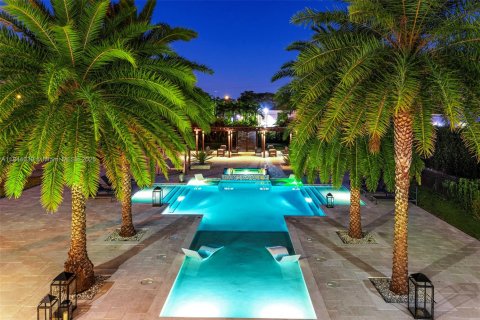 Casa en venta en Miami, Florida, 7 dormitorios, 416.39 m2 № 1839307 - foto 8