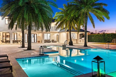 Casa en venta en Miami, Florida, 7 dormitorios, 416.39 m2 № 1839307 - foto 1
