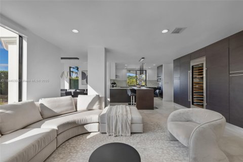 Casa en venta en Miami, Florida, 7 dormitorios, 416.39 m2 № 1839307 - foto 30