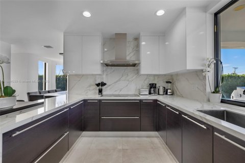 Casa en venta en Miami, Florida, 7 dormitorios, 416.39 m2 № 1839307 - foto 27