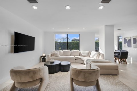 Casa en venta en Miami, Florida, 7 dormitorios, 416.39 m2 № 1839307 - foto 28