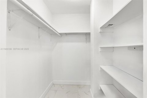 Купить кондоминиум в Майами-Бич, Флорида 7 комнат, 81.2м2, № 1984696 - фото 16