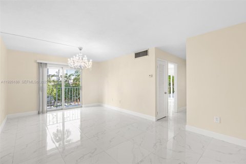 Купить кондоминиум в Майами-Бич, Флорида 7 комнат, 81.2м2, № 1984696 - фото 11