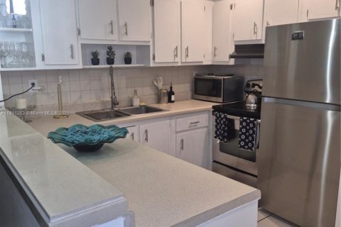 Copropriété à louer à Sunny Isles Beach, Floride: 1 chambre, 62.8 m2 № 1952361 - photo 11