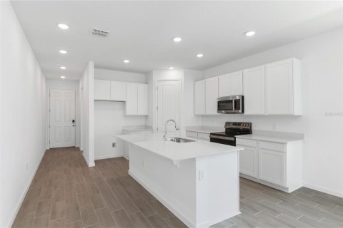 House in Winter Haven, Florida 4 bedrooms, 178.28 sq.m. № 1898943 - photo 3