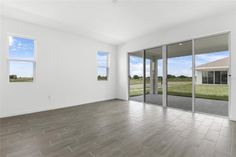 House in Winter Haven, Florida 4 bedrooms, 178.28 sq.m. № 1898943 - photo 6
