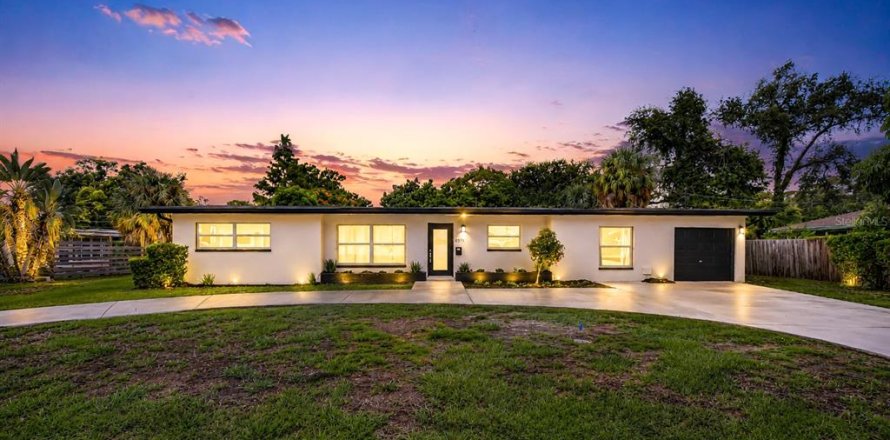 House in Saint Petersburg, Florida 4 bedrooms, 177.63 sq.m. № 2225510