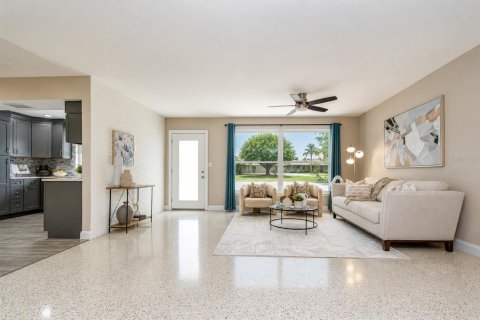 House in Saint Petersburg, Florida 4 bedrooms, 177.63 sq.m. № 2225510 - photo 15