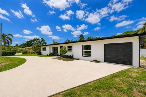 House in Saint Petersburg, Florida 4 bedrooms, 177.63 sq.m. № 2225510 - photo 4