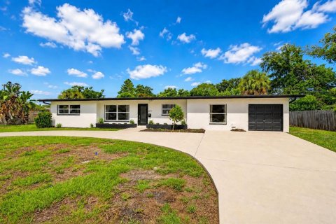 House in Saint Petersburg, Florida 4 bedrooms, 177.63 sq.m. № 2225510 - photo 2
