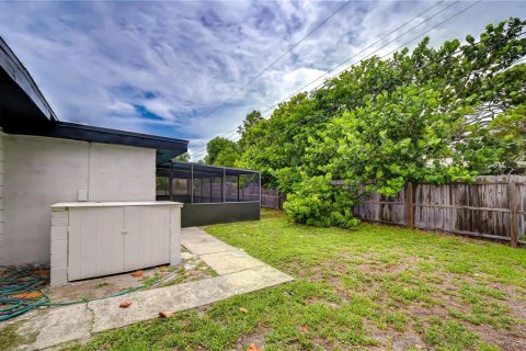 House in Saint Petersburg, Florida 4 bedrooms, 177.63 sq.m. № 2225510 - photo 9