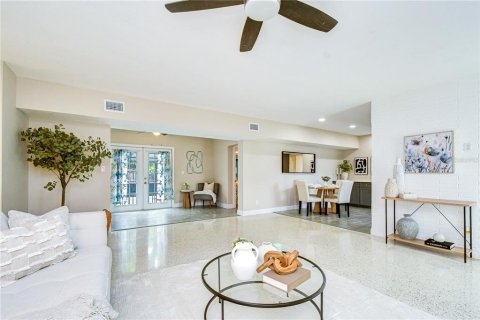 House in Saint Petersburg, Florida 4 bedrooms, 177.63 sq.m. № 2225510 - photo 18