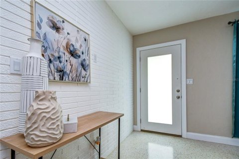House in Saint Petersburg, Florida 4 bedrooms, 177.63 sq.m. № 2225510 - photo 12
