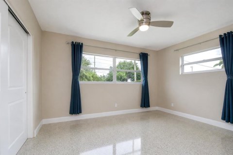 House in Saint Petersburg, Florida 4 bedrooms, 177.63 sq.m. № 2225510 - photo 30