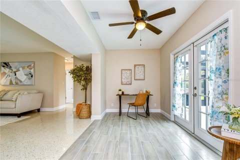 House in Saint Petersburg, Florida 4 bedrooms, 177.63 sq.m. № 2225510 - photo 19