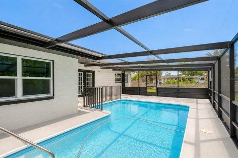 House in Saint Petersburg, Florida 4 bedrooms, 177.63 sq.m. № 2225510 - photo 6