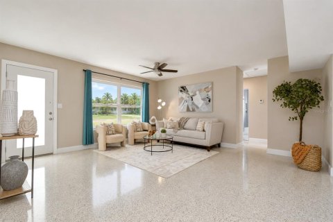 House in Saint Petersburg, Florida 4 bedrooms, 177.63 sq.m. № 2225510 - photo 16