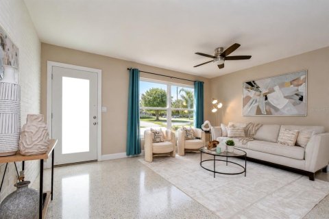 House in Saint Petersburg, Florida 4 bedrooms, 177.63 sq.m. № 2225510 - photo 13