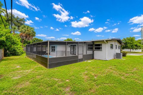 House in Saint Petersburg, Florida 4 bedrooms, 177.63 sq.m. № 2225510 - photo 8