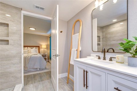 House in Saint Petersburg, Florida 4 bedrooms, 177.63 sq.m. № 2225510 - photo 26