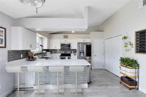 House in Orlando, Florida 4 bedrooms, 205.31 sq.m. № 1782911 - photo 3
