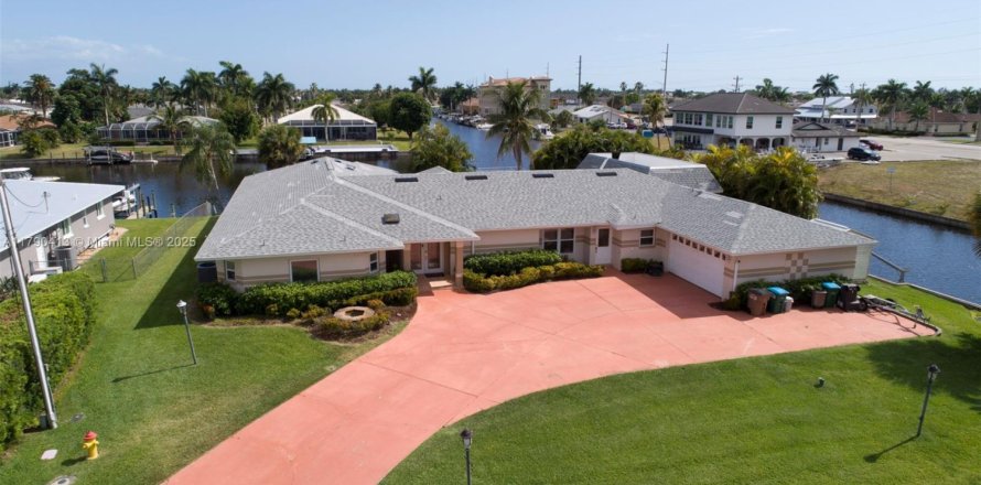 Дом в Кейп-Корал, Флорида 5 спален № 1959383