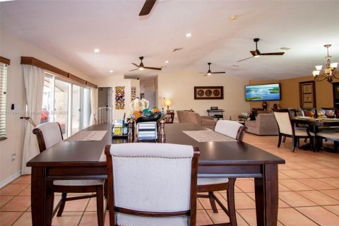 Купить виллу или дом в Кейп-Корал, Флорида 5 спален, № 1959383 - фото 13