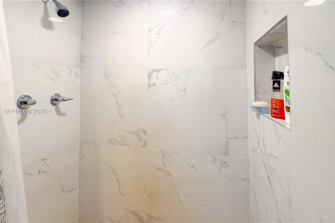 Condo in Miami, Florida, 2 bedrooms  № 1991622 - photo 19