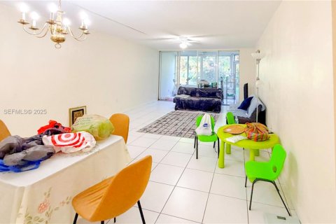 Condo in Miami, Florida, 2 bedrooms  № 1991622 - photo 1