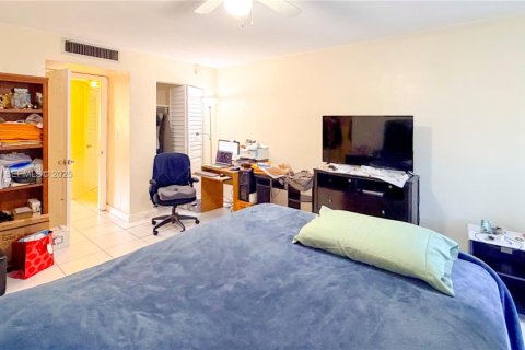 Condo in Miami, Florida, 2 bedrooms  № 1991622 - photo 17