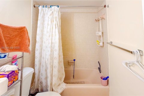 Condo in Miami, Florida, 2 bedrooms  № 1991622 - photo 14