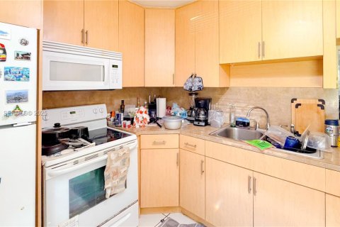 Condo in Miami, Florida, 2 bedrooms  № 1991622 - photo 10