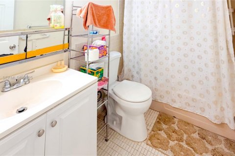 Condo in Miami, Florida, 2 bedrooms  № 1991622 - photo 15