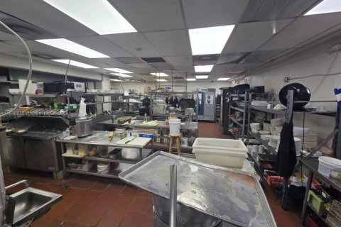 Propiedad comercial en venta en Miami, Florida № 1737634 - foto 14