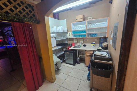 Propiedad comercial en venta en Miami, Florida № 1737634 - foto 12