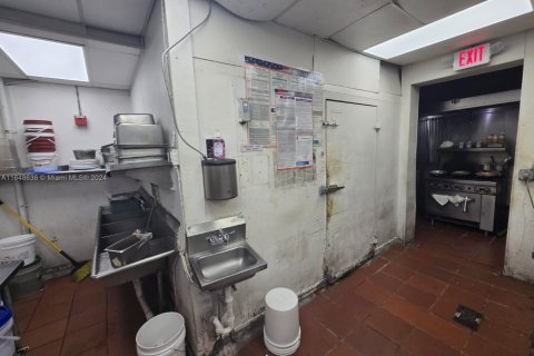 Propiedad comercial en venta en Miami, Florida № 1737634 - foto 19