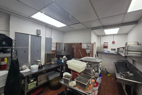 Propiedad comercial en venta en Miami, Florida № 1737634 - foto 18