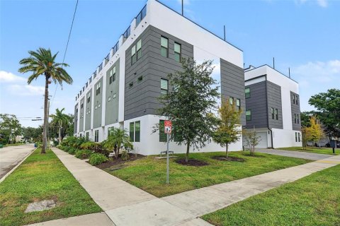 Townhouse in Tampa, Florida 3 bedrooms, 204.76 sq.m. № 2396385 - photo 2