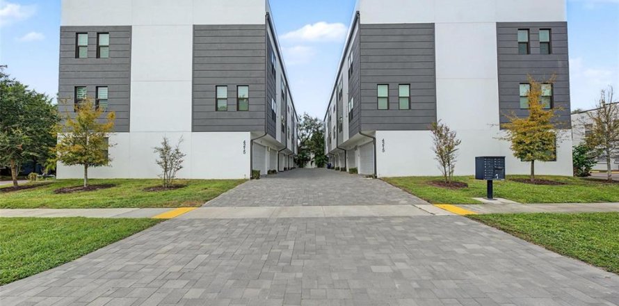 Townhouse in Tampa, Florida 3 bedrooms, 204.76 sq.m. № 2396385