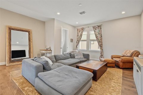 Townhouse in Tampa, Florida 3 bedrooms, 204.76 sq.m. № 2396385 - photo 11