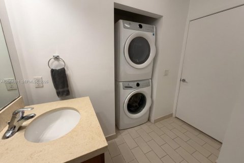 Condo in Miami, Florida, 2 bedrooms № 2353618 - photo 9