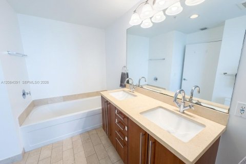 Condo in Miami, Florida, 2 bedrooms № 2353618 - photo 6