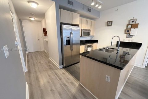 Condo in Miami, Florida, 2 bedrooms № 2353618 - photo 2