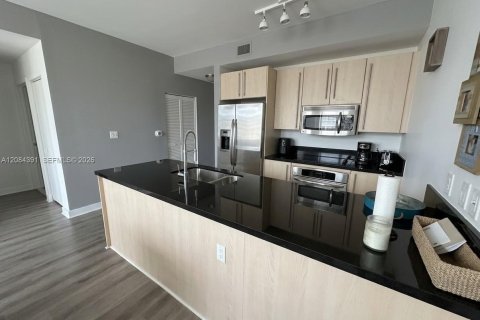 Condo in Miami, Florida, 2 bedrooms № 2353618 - photo 3